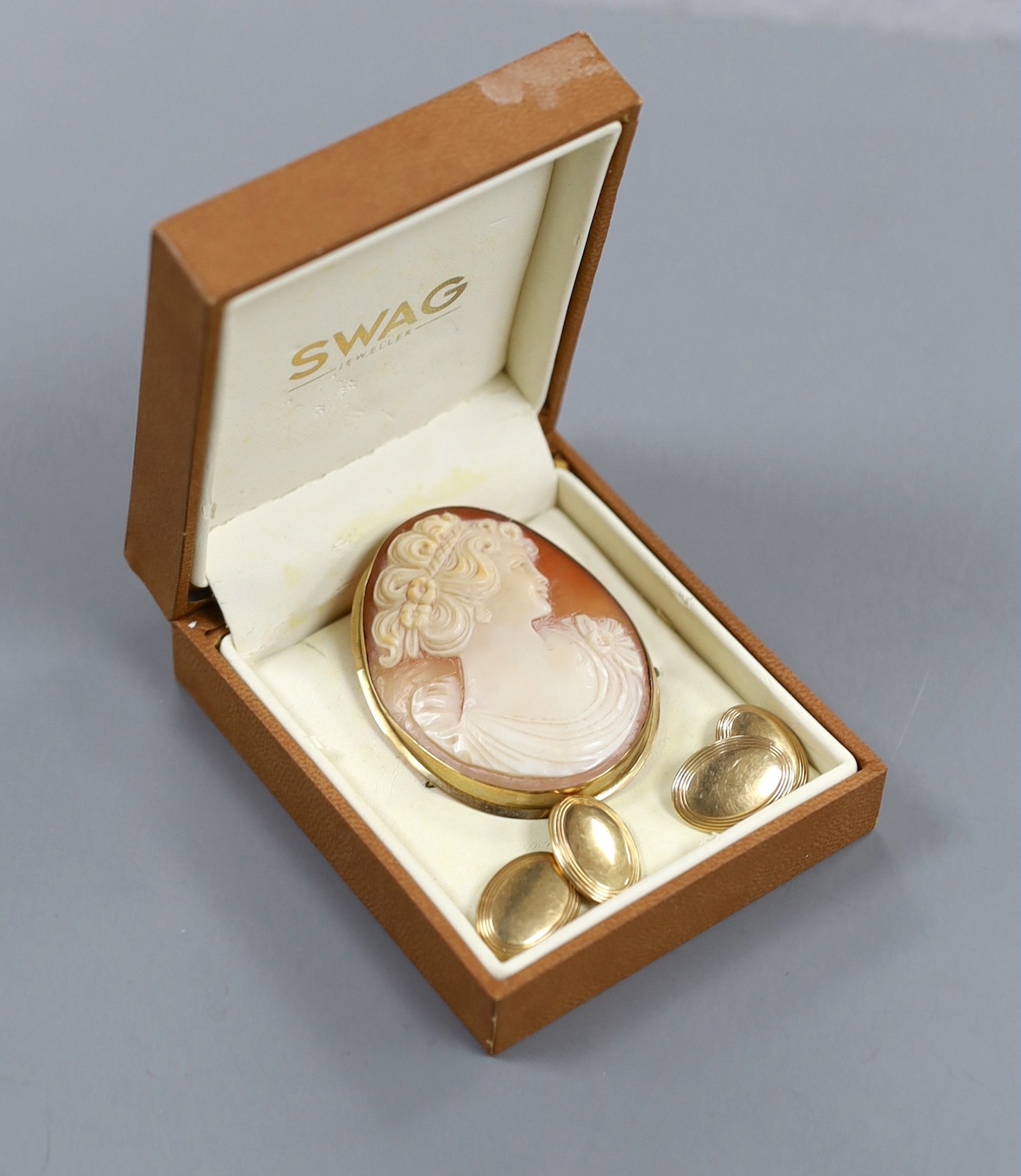 A pair of yellow metal oval cufflinks, 4.1 grams and an Italian 9k mounted oval cameo shell brooch.